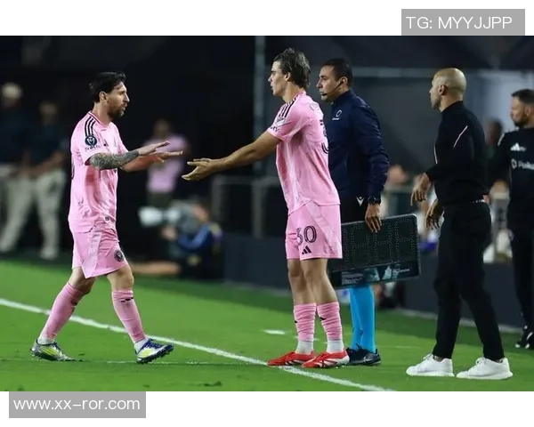 梅西远射中柱意外助攻苏亚雷斯轻松破门展现默契配合 梅西远射中柱意外助攻苏亚雷斯轻松破门展现默契配合