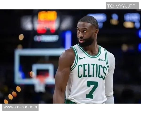 杰伦布朗勇猛冲击篮筐展现强硬风格却意外零罚球引发热议